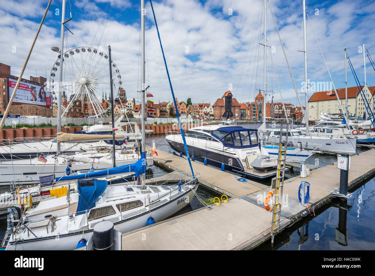 Polen, Pommern, Gdansk (Danzig), Ansicht der Speicherinsel mit Amber Sky Riesenrad vom Yachthafen Marina Gdansk Stockfoto