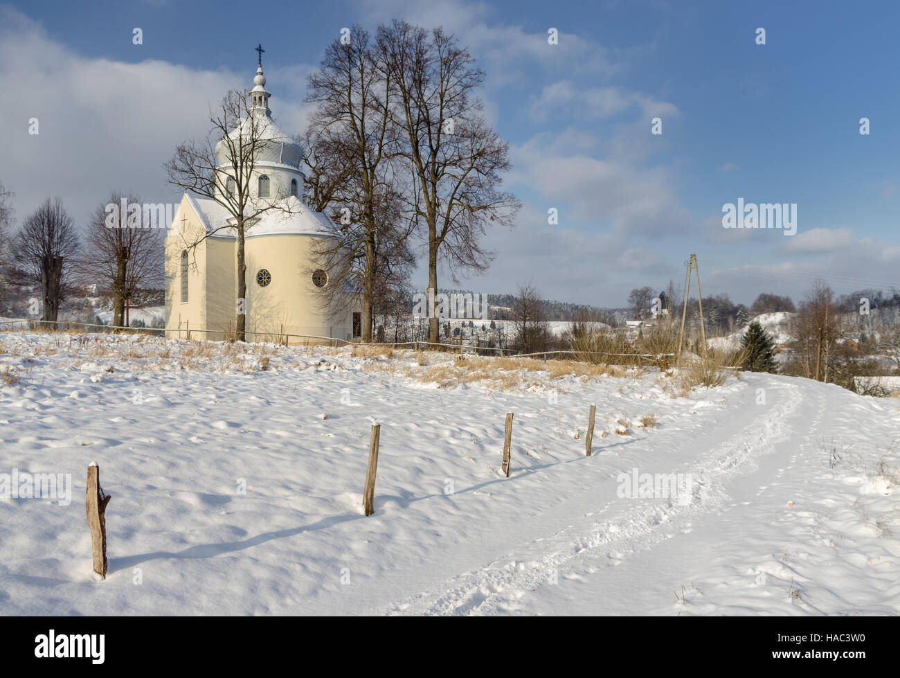 Eine Kirche, die verschneiten in ländlicher Umgebung Stockfoto