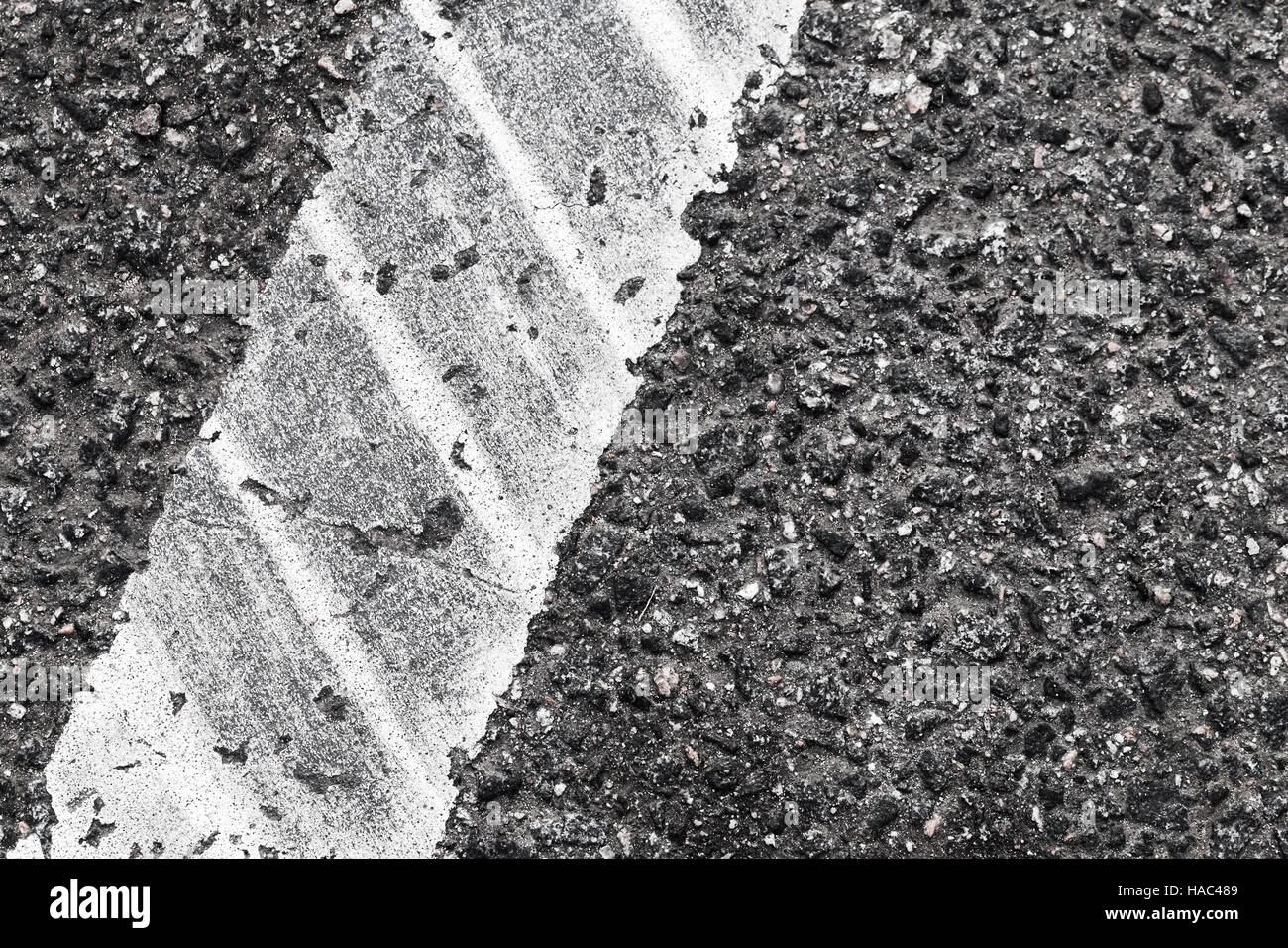 Grobe trennende Linie Fragment mit Reifenspuren, Autobahn Straße markiert. Abstrakte Transport Hintergrund Stockfoto