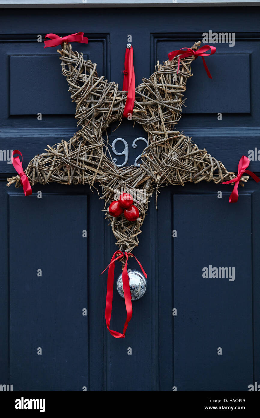 Sterne Weihnachtskranz auf dunklen grauen vor der Tür Stockfoto