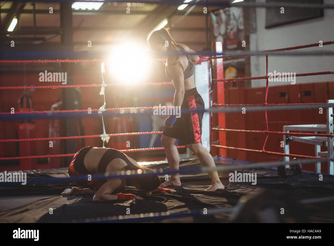 Boxerinnen Kämpfe im Boxring Stockfoto