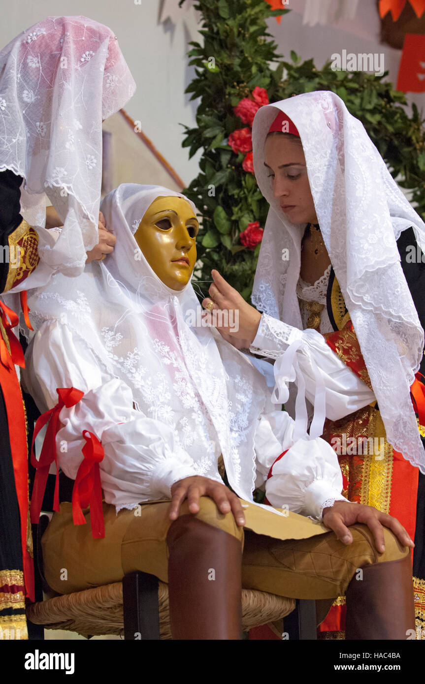 Ritual der Su Composidori dressing, Sartiglia fest, Oristano, Sardinien, Italien, Europa Stockfoto