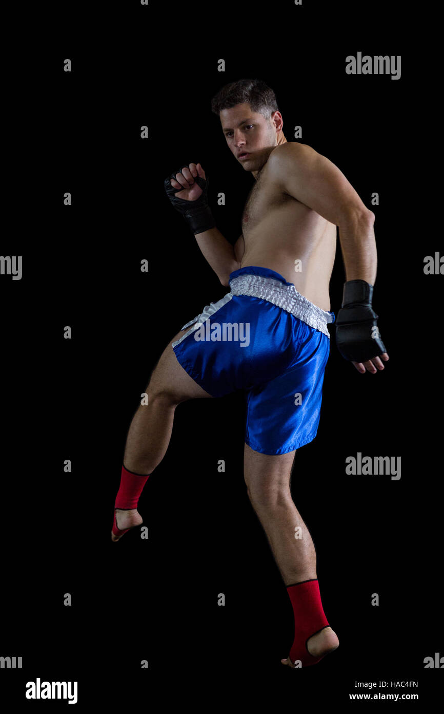 Boxer darstellende Boxen-Haltung Stockfoto