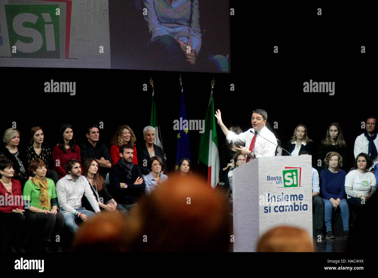 Matteo Renzi Italiens bester Ministre, spricht während einer Volksabstimmung '' Ja '' Kampagne Kundgebung in La Nuvola Convention Center. Stockfoto