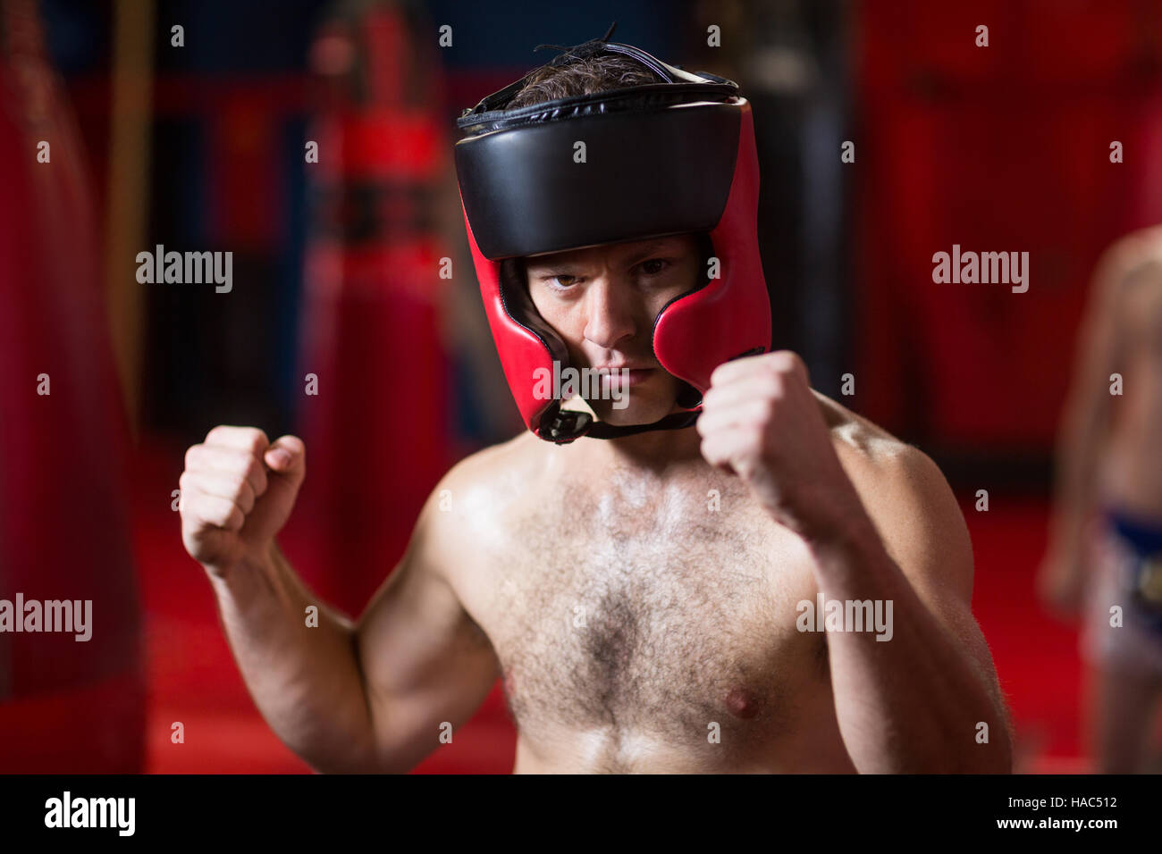 Zuversichtlich Boxer darstellende Boxen-Haltung Stockfoto