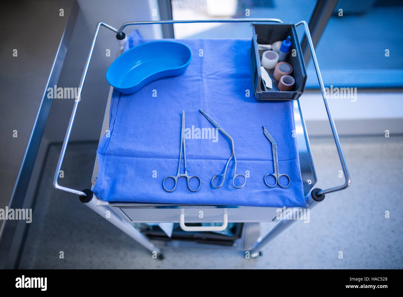 Chirurgisches Instrument gehalten auf einem Tisch im OP-Saal Stockfoto