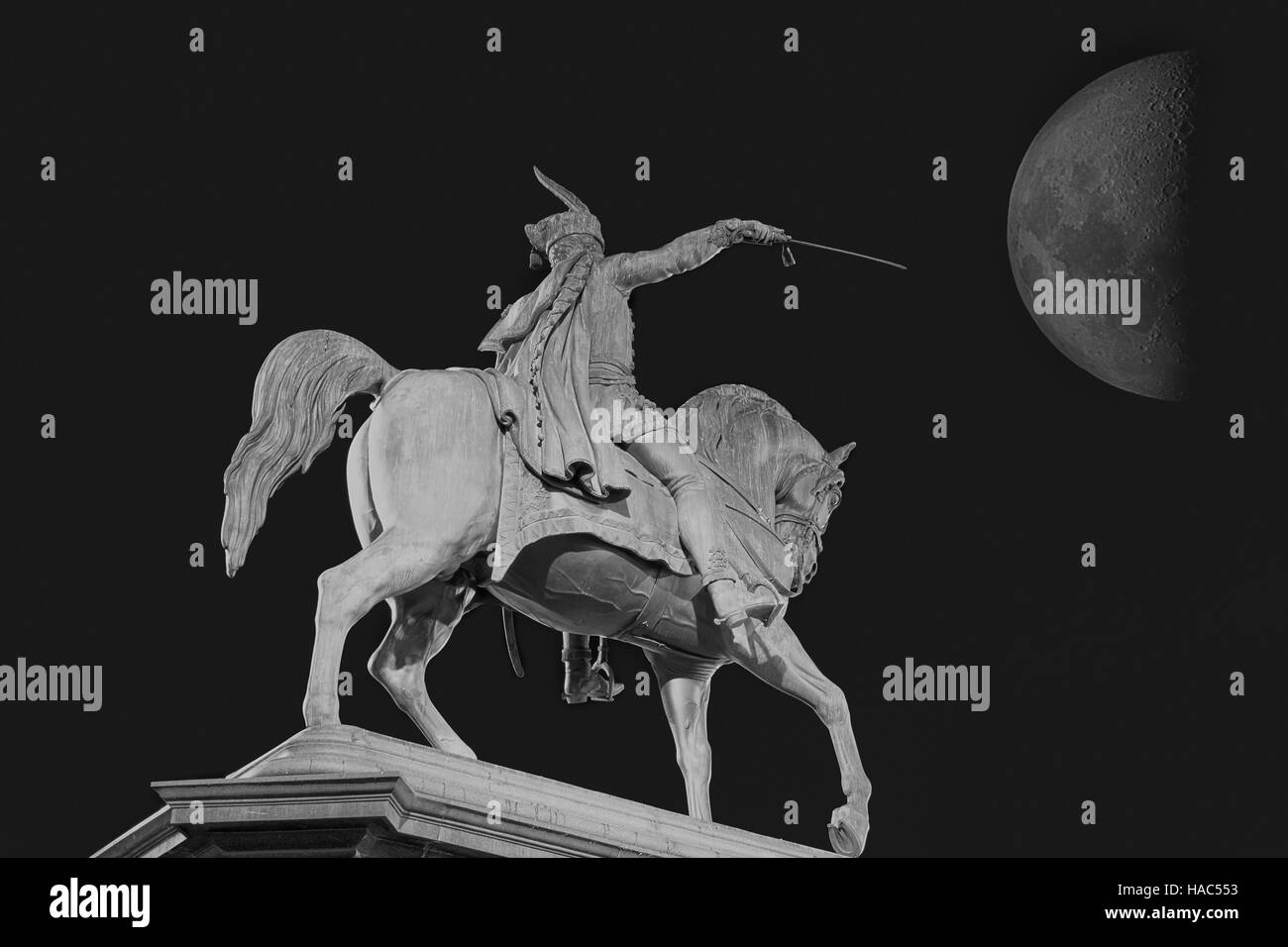 Skulptur eines Reiters mit einem Schwert, unter dem großen Mond anzugreifen Stockfoto