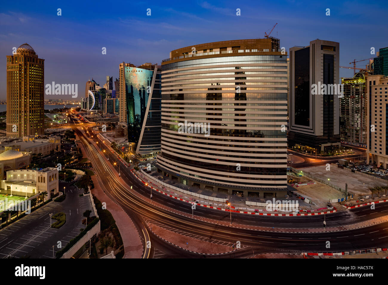 Eine Skyline-Blick von Doha City Centre in der Abenddämmerung in Doha, Katar Stockfoto