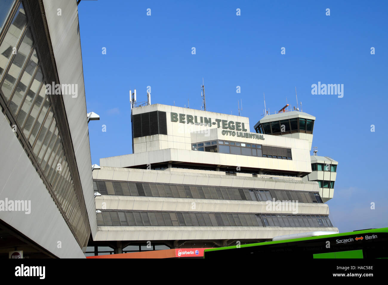 Außenansicht des Schilds des Flughafens Berlin-Tegel Otto Lillienthal am Kontrollturmgebäude in Berlin Deutschland Europa EU KATHY DEWITT Stockfoto