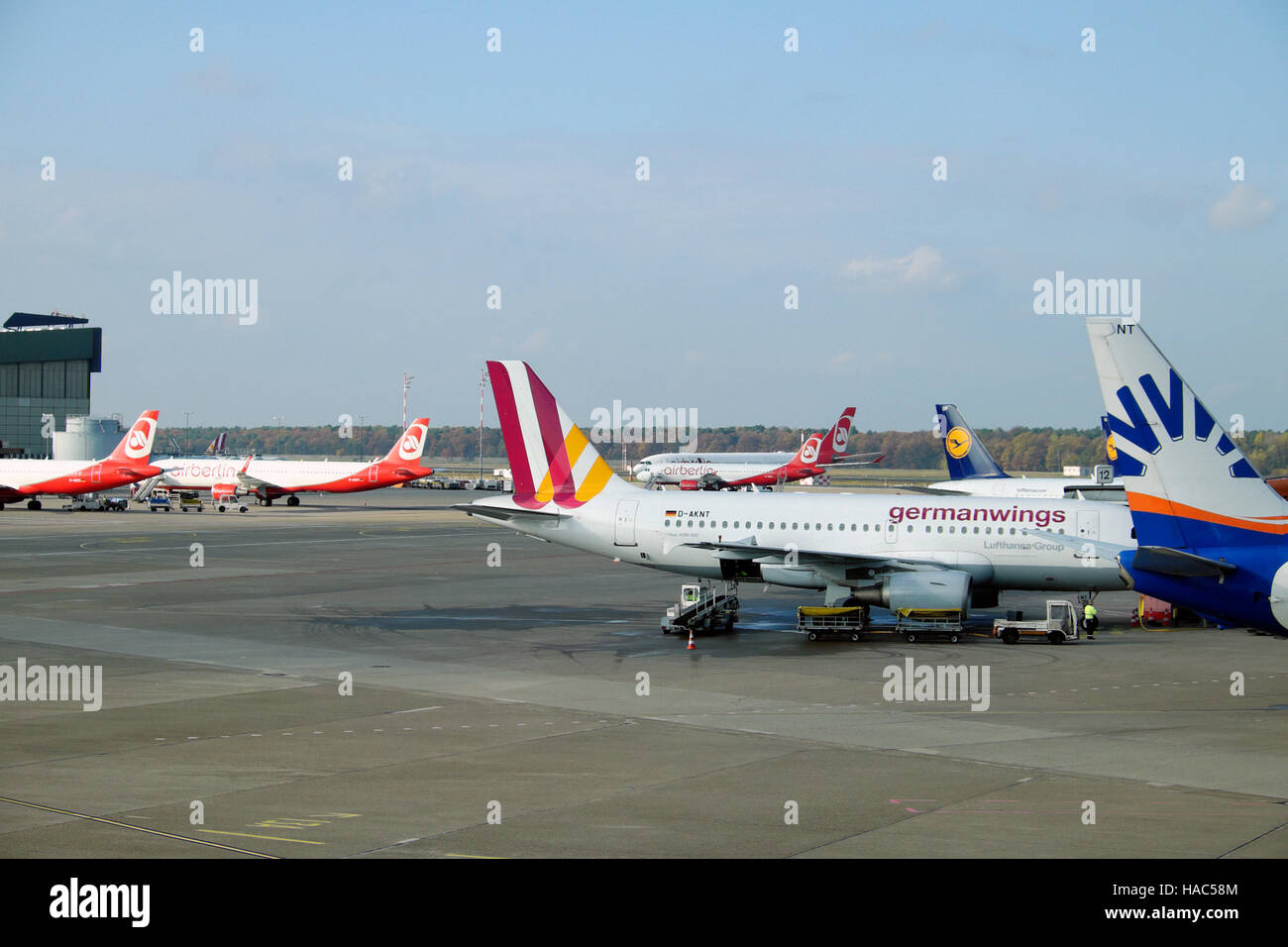 Germanwings Deutsche Flugzeuge und Flugzeuge warten auf dem Asphalt am Flughafen Tegel in Berlin, Deutschland, Europa EU KATHY DEWITT Stockfoto