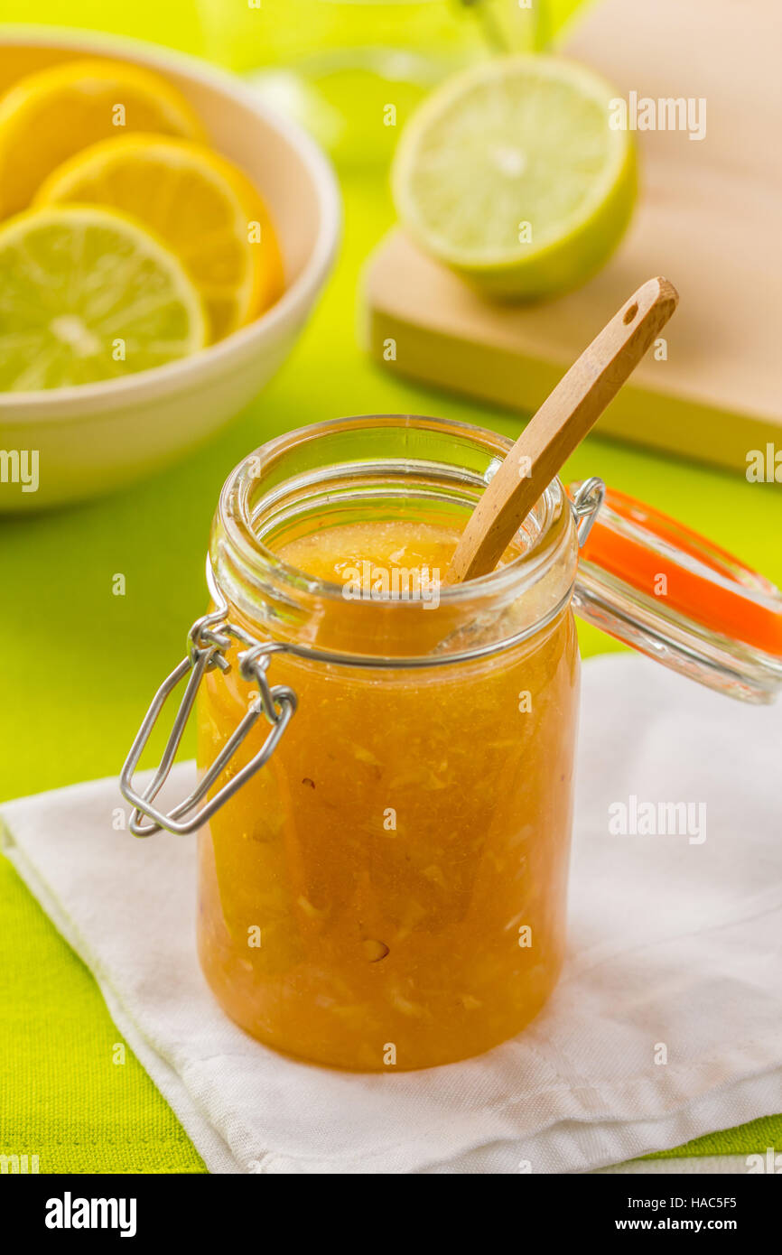 Hausgemachte Lemon Lime Marmelade in ein Glas mit einem Löffel. Stockfoto