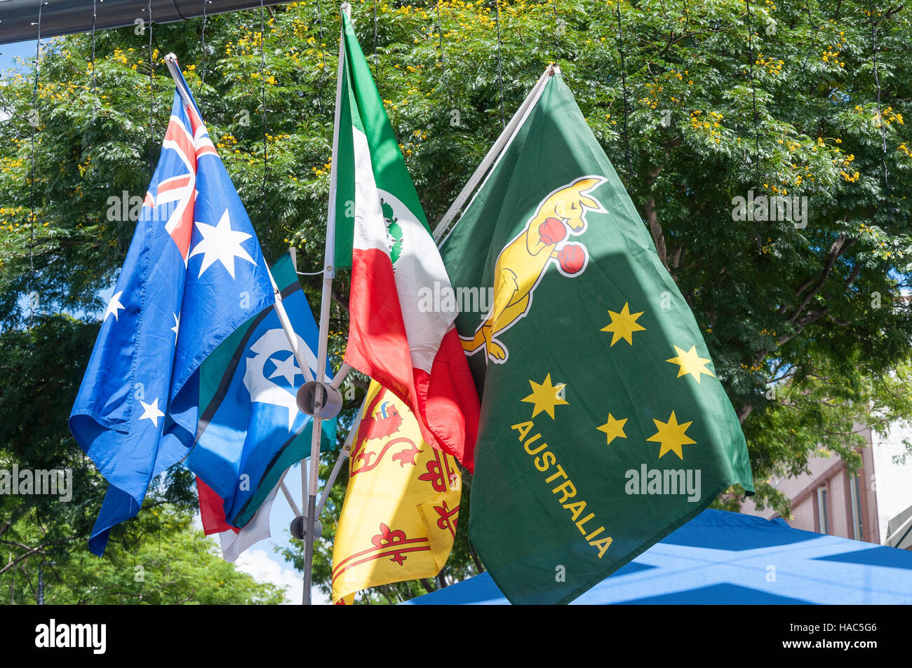 Australische und internationale Flaggen auf Stall, Fortitude Valley, Brunswick Street Mall, Brisbane, Queensland, Australien Stockfoto