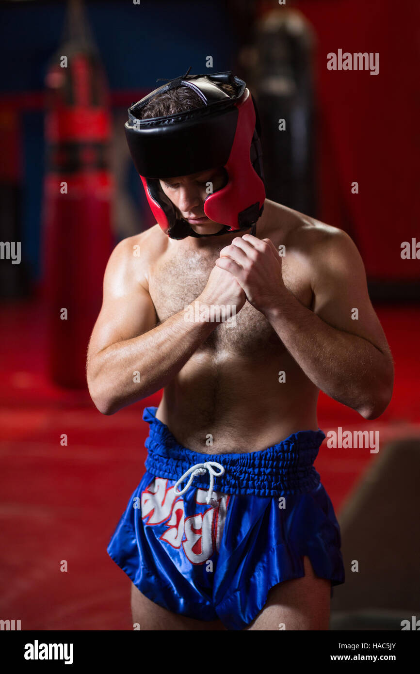 Zuversichtlich Boxer darstellende Boxen-Haltung Stockfoto