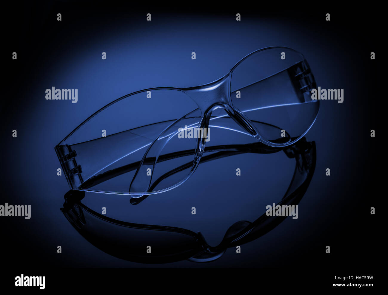 Schutzbrille auf blauen backgrond Stockfoto