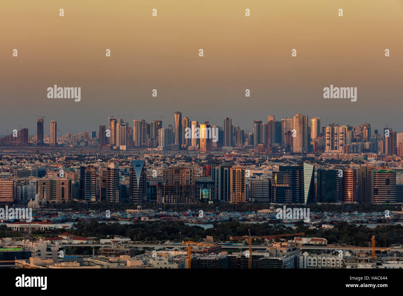 Eine Skyline-Blick von Deira Dubai, Vereinigte Arabische Emirate und Sharjah von Dubai Frame bei Sonnenuntergang gesehen Stockfoto