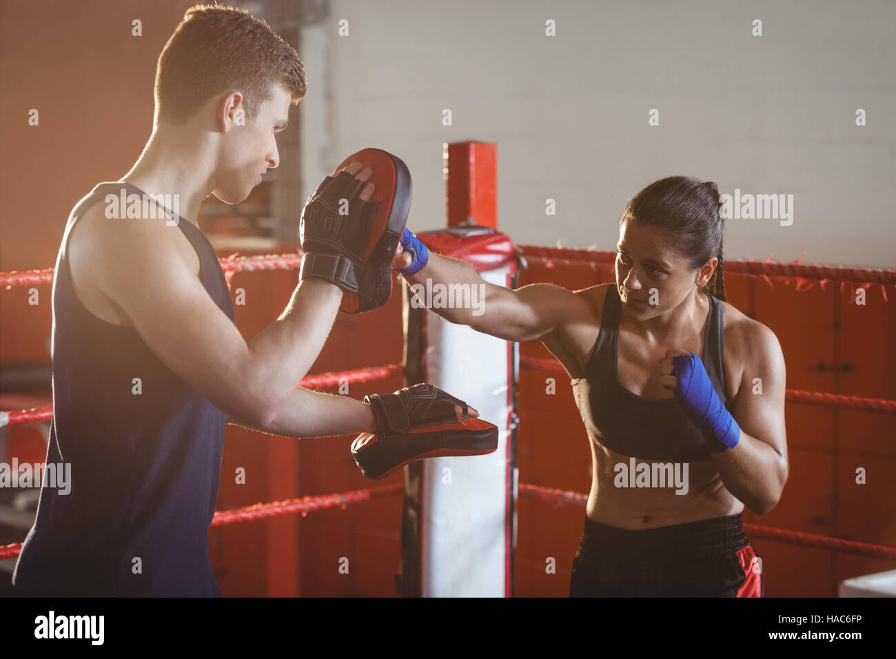 Boxerin üben mit Trainer im ring Stockfoto