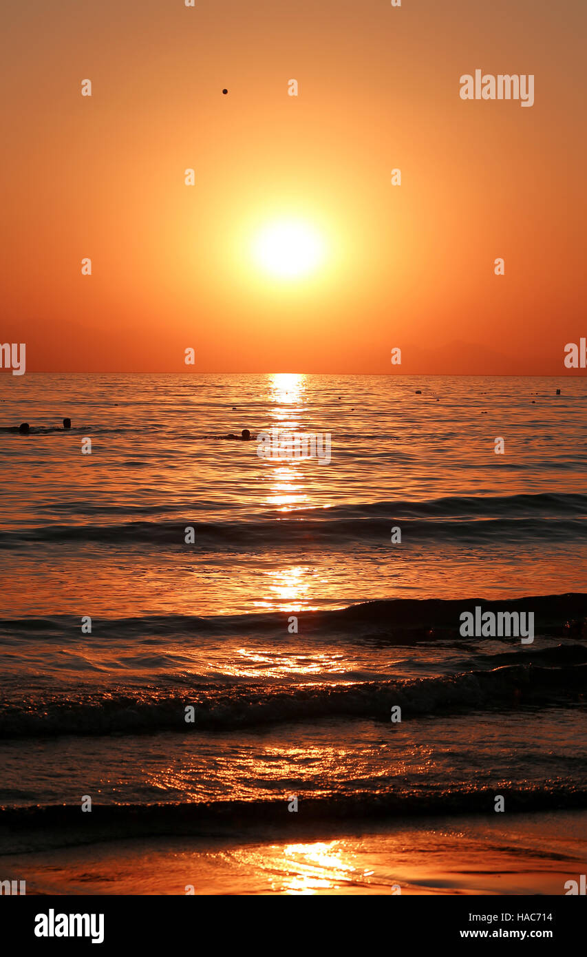 Fotos hellen wunderschönen Sonnenuntergang am Meer Stockfoto