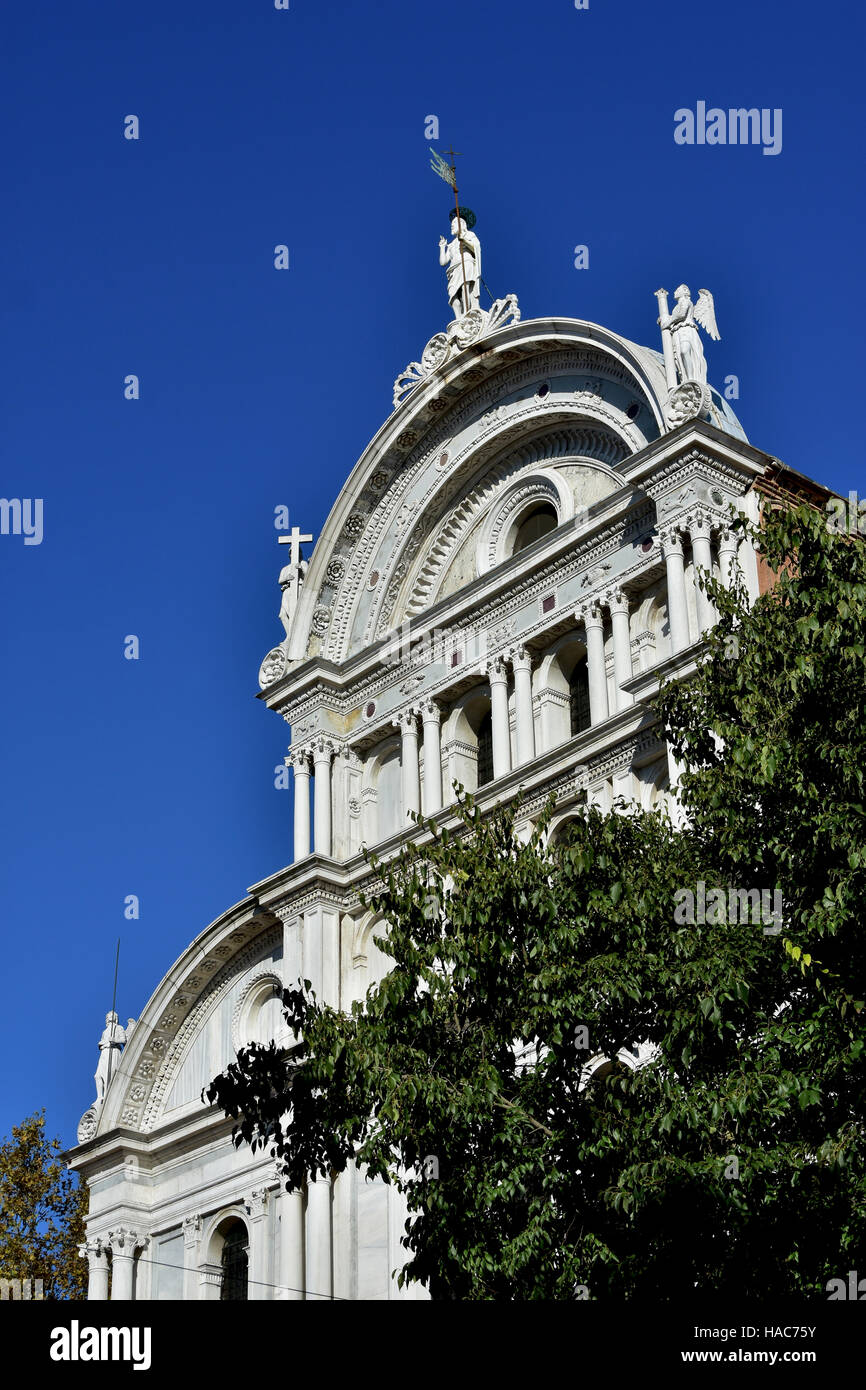 Sankt Zacharias schöne Renaissance Fassade der Kirche erhebt sich über Bäume in Venedig Stockfoto