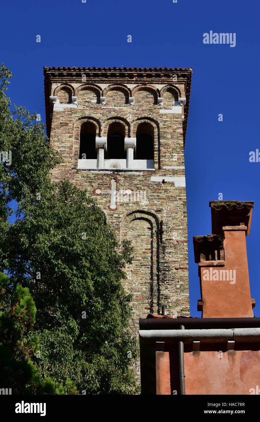 Sankt Zacharias schönen mittelalterlichen Glockenturm und alten Schornstein in Venedig Stockfoto
