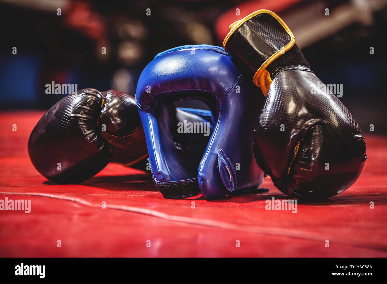 Boxen-Kopfbedeckung und Handschuhe im Boxring Stockfoto