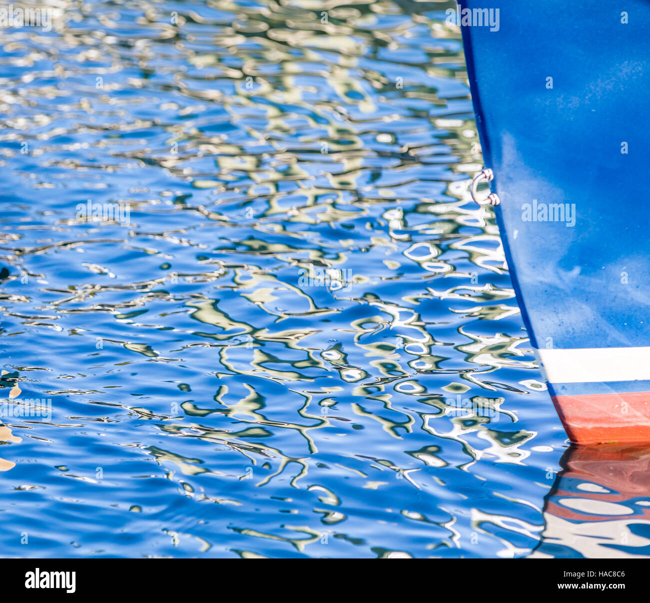 Der Bogen der ein blaues Boot im Wasser Stockfoto