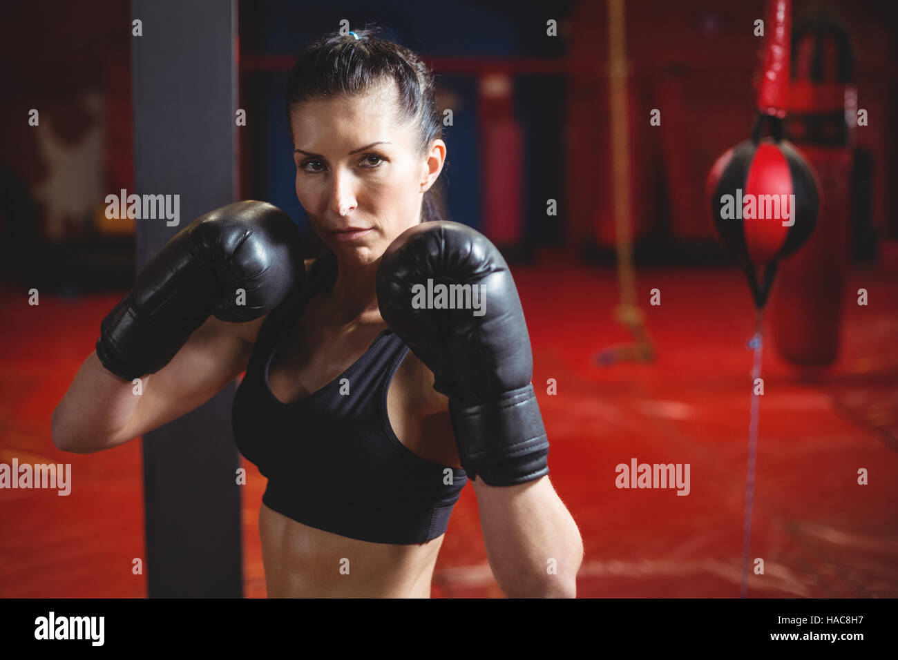 Zuversichtlich Boxerin Boxen Haltung durchführen Stockfoto