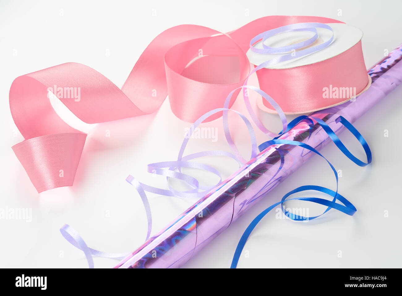 Rosa Borte, dekorative Bändern und metallisierte Geschenkpapier auf weißem Hintergrund Stockfoto