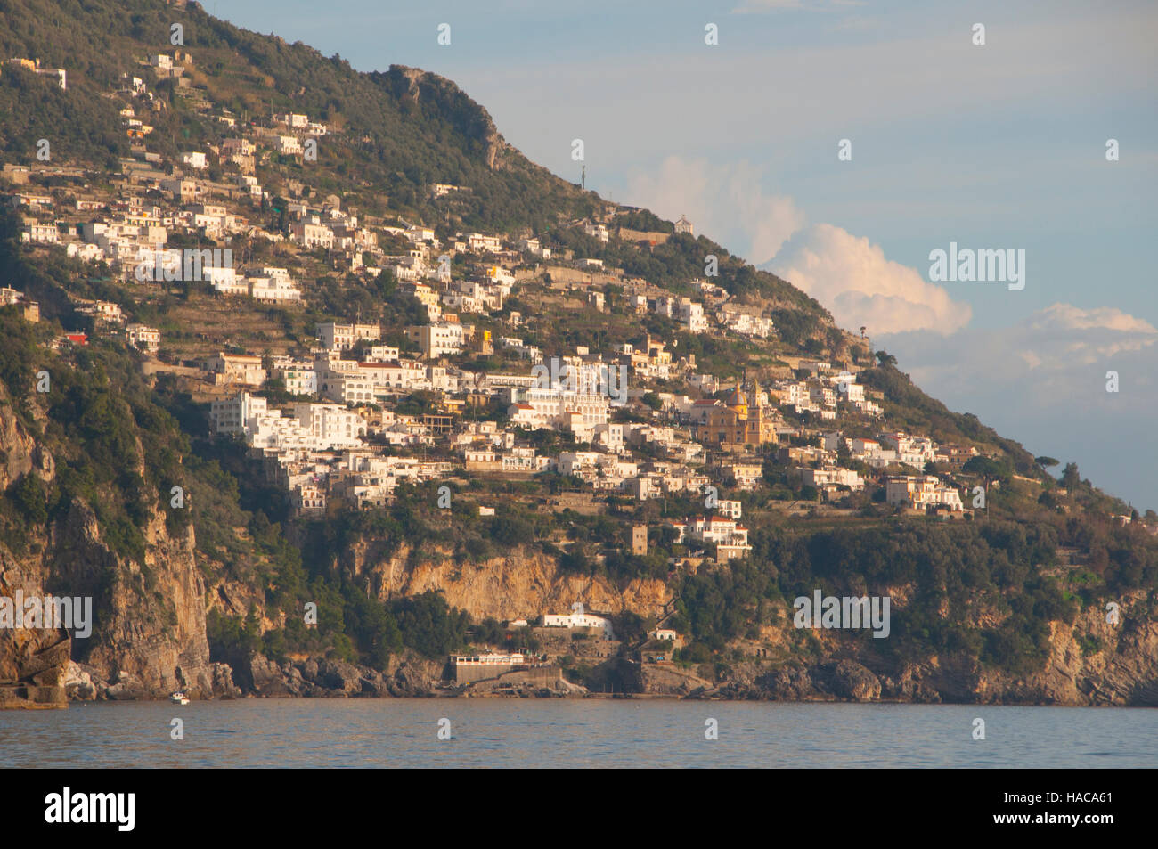 Häuser entlang der Klippen Dorf von Arienzo, Amalfi-Küste, Salerno, Italien Stockfoto