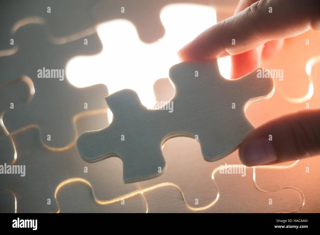 Frau platzieren fehlende Stück in Jigsaw puzzle Stockfoto