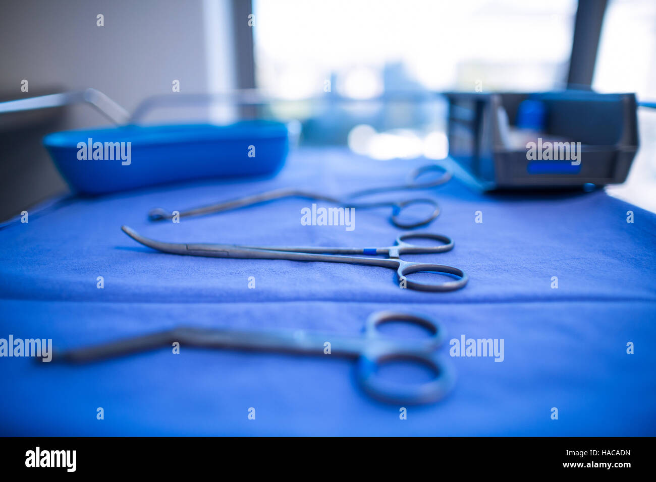 Chirurgisches Instrument gehalten auf einem Tisch Stockfoto