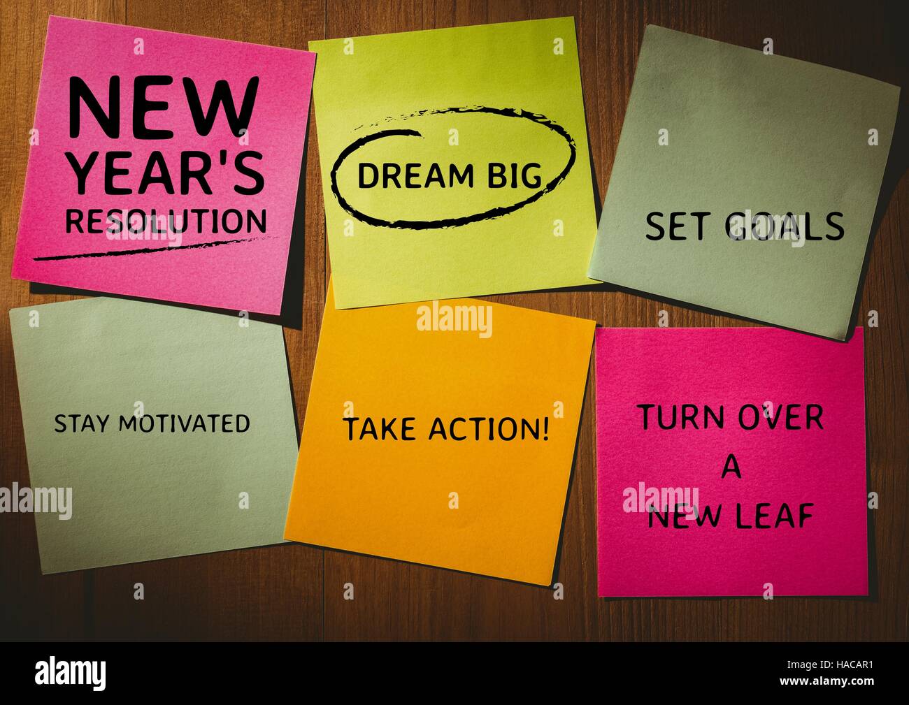 Neue Jahr Entschließung Ziele auf selbstklebende Notizen geschrieben Stockfoto