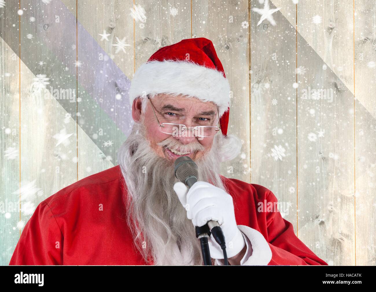 Santa singen Weihnachtslied am Mikrofon Stockfoto