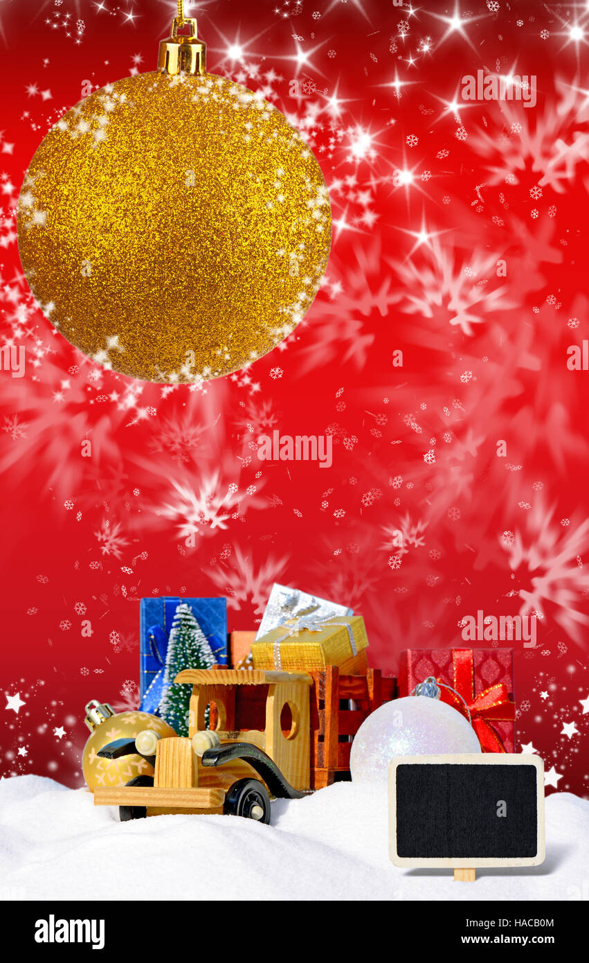 Rot Weihnachten Hintergrund mit Spielzeugauto LKW, Geschenke, Neujahr Tanne und Kugeln im Schnee Stockfoto