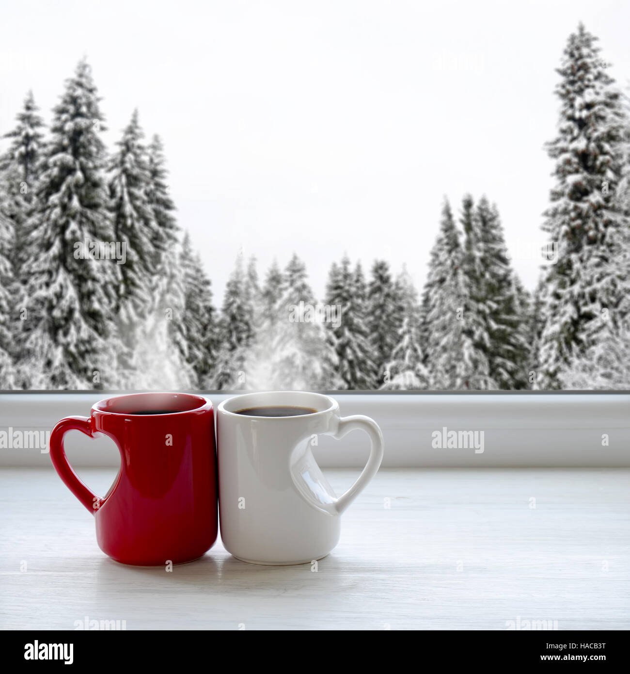 Zwei Tassen Kaffee auf der Fensterbank. Im Hintergrund, einem wunderschönen Winterwald im Schnee Stockfoto