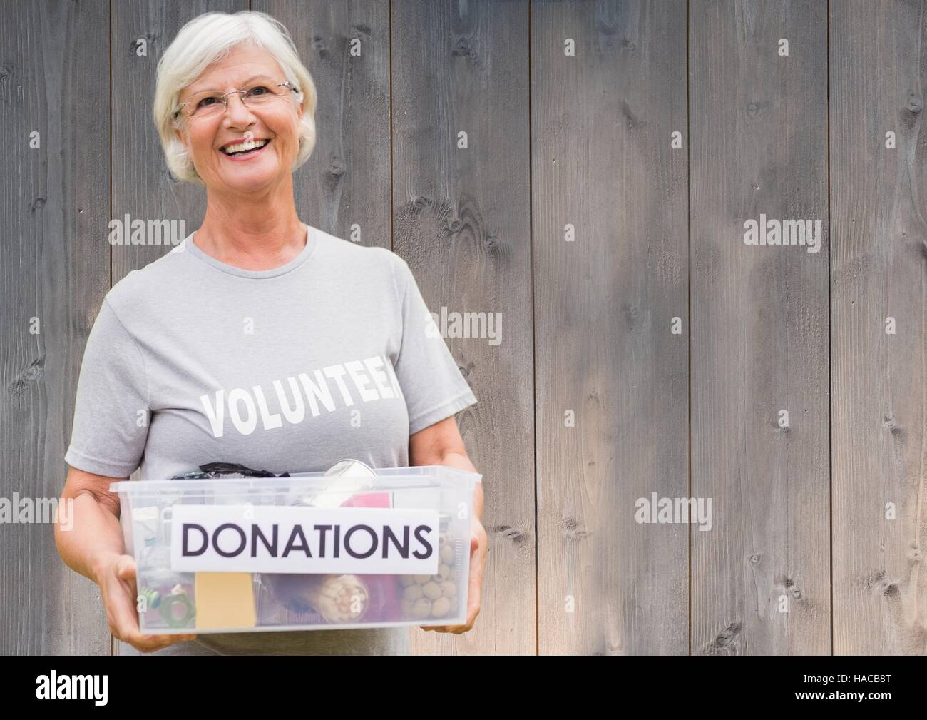 Lächelnde Frau Freiwillige halten Spenden box Stockfoto
