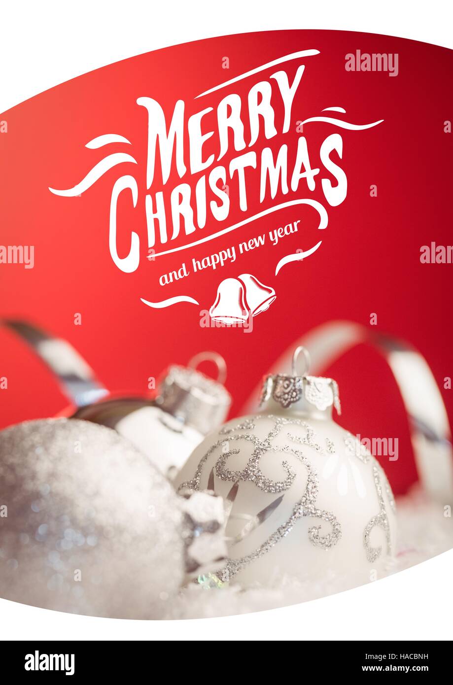 Frohe Weihnachtsgrüße mit silbernen Kugeln Stockfoto