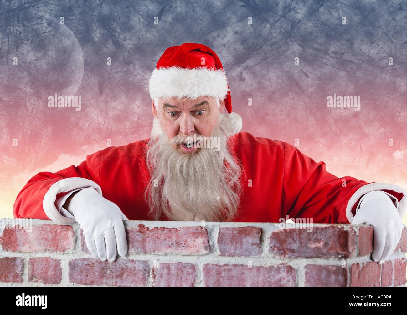 Weihnachtsmann stehend hinter Mauer Stockfoto