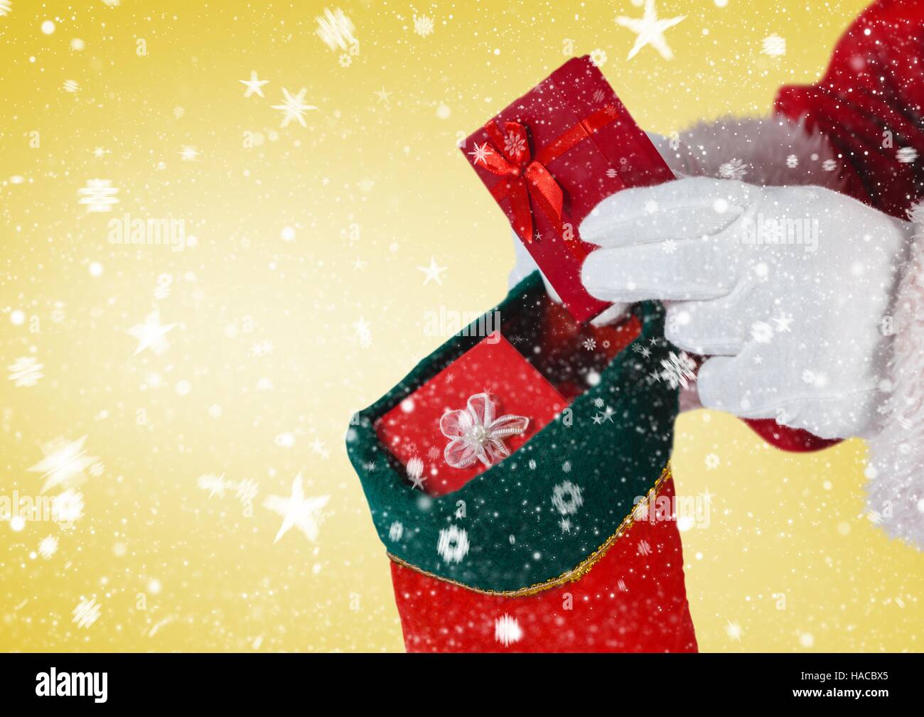 Santa Geschenke ins Weihnachts-Strumpf Stockfoto