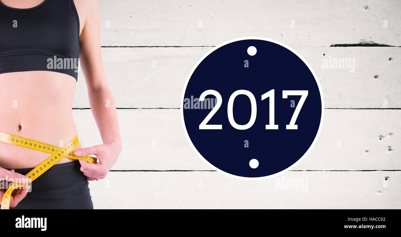 Mittelteil der Frau messen ihre Taille 2017 Stockfoto