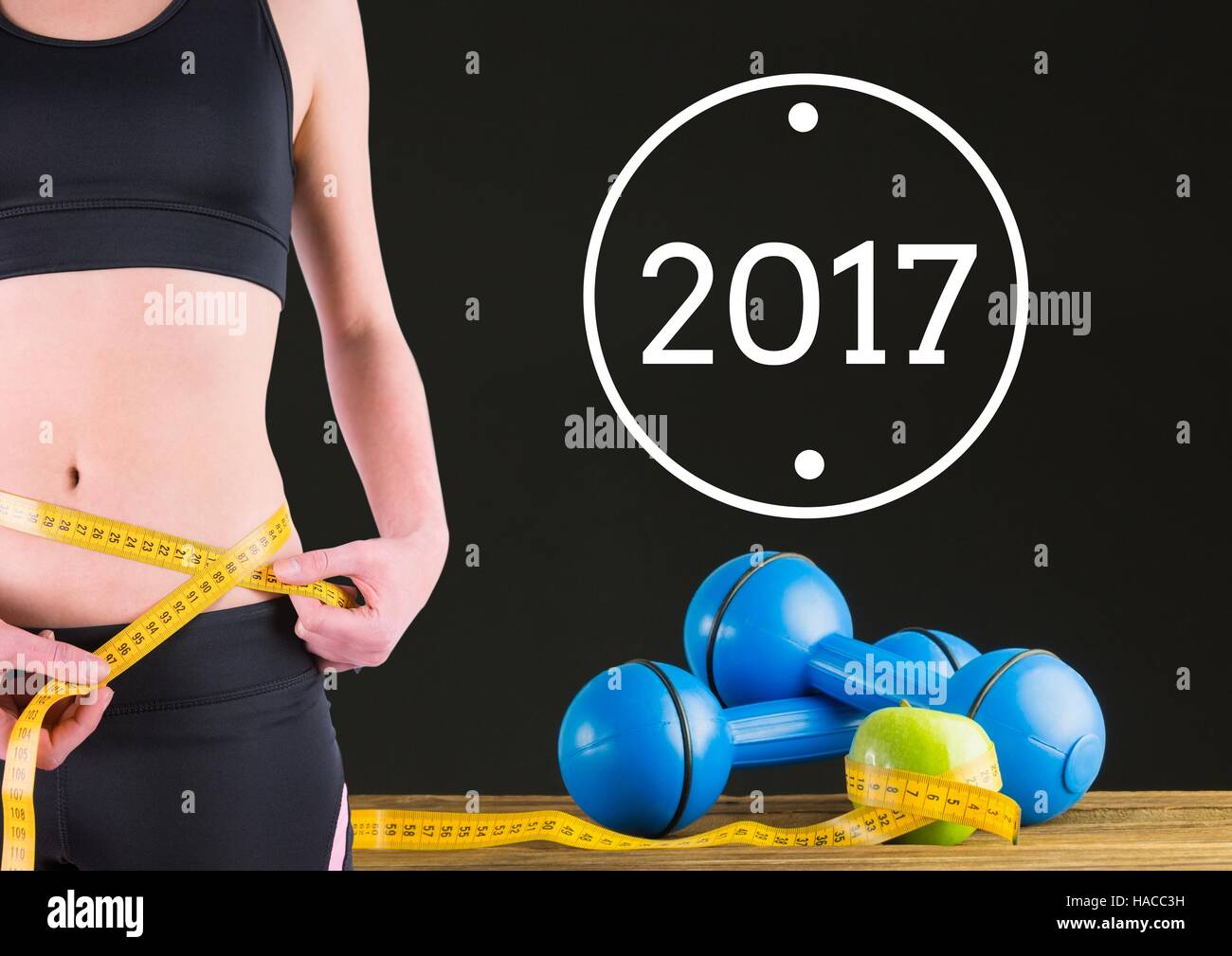 Mittelteil der Frau messen ihre Taille 2017 Stockfoto