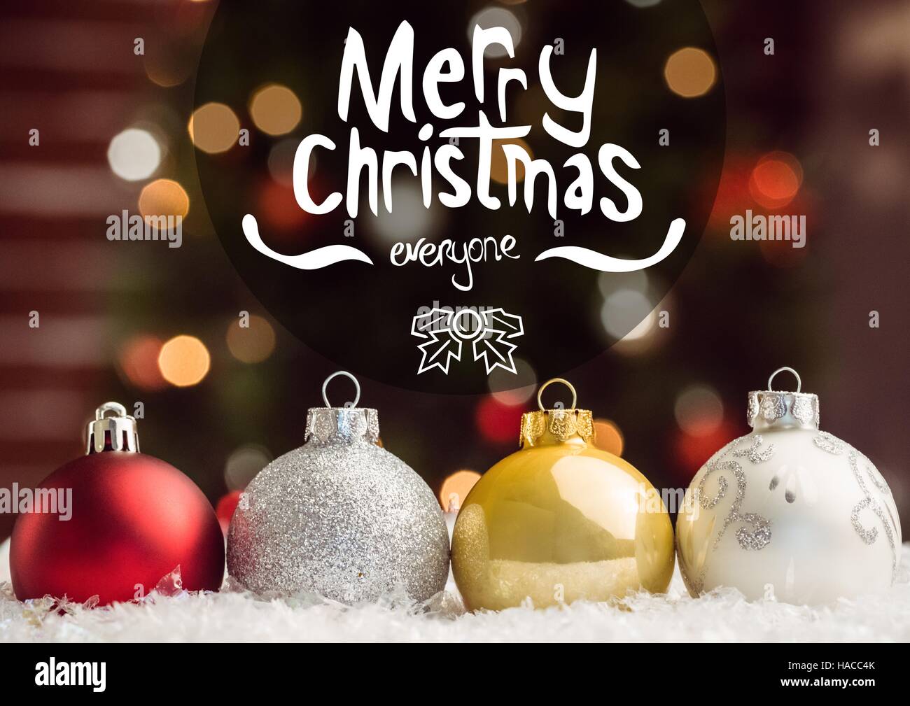 Zusammengesetztes Bild der Weihnachtsgrüße mit bunten Kugeln Stockfoto