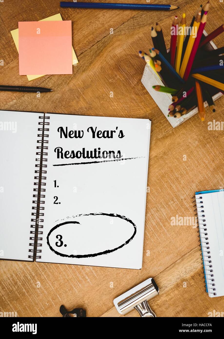 Neue Jahr Entschließung Ziele mit Office liefert auf Holztisch Stockfoto