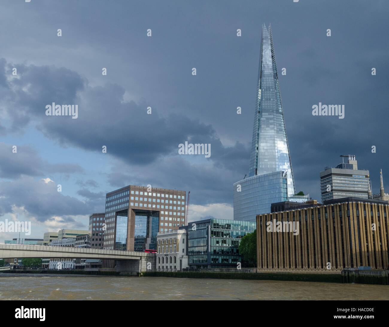 Die Scherbe ragt über die anderen Gebäude am Südufer der Themse, London, England, UK. Stockfoto