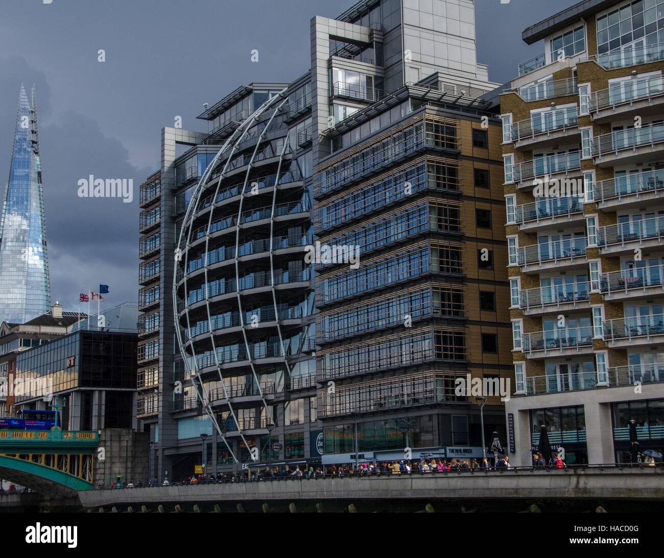 Die Scherbe ragt im Hintergrund hinter Southwark Bridge am Südufer der Themse, London, UK. Stockfoto