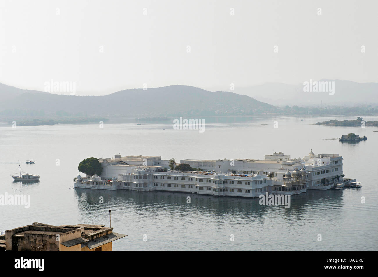 Blick auf Lake Palace von City Palace, Udaipur, Rajasthan, Indien Stockfoto