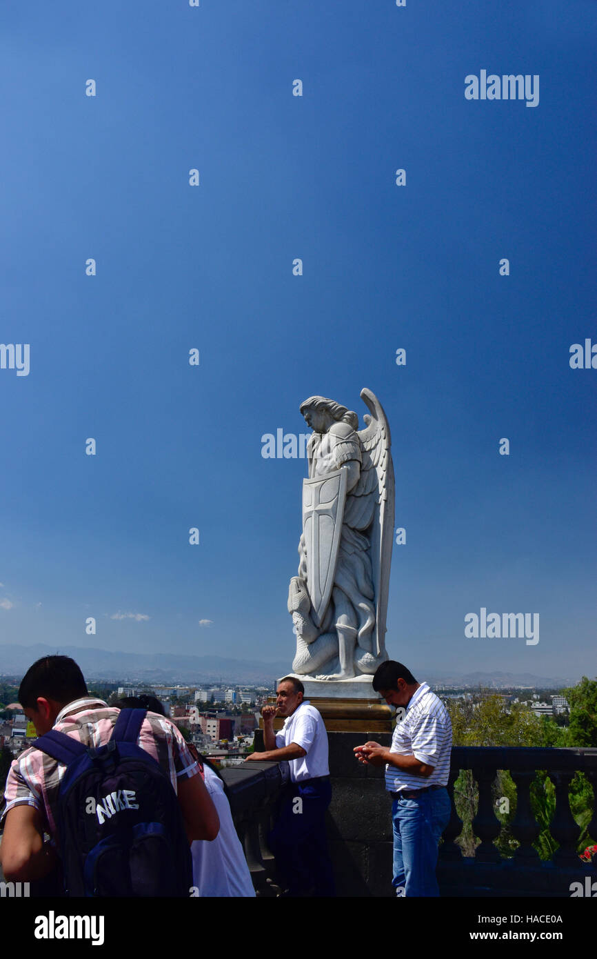 Engelsstatue außerhalb der Iglesia del Cerrito auf dem Gipfel eines Hügels in der La Basilica de Nuestra Senora de Guadalupe, Mexiko-Stadt, Mexiko Stockfoto