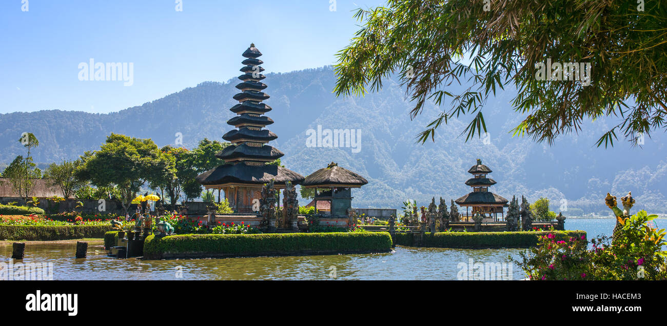 Panoramaansicht der Pura Ulun Danu Tempel auf einem See Beratan in Bali, Indonesien Stockfoto