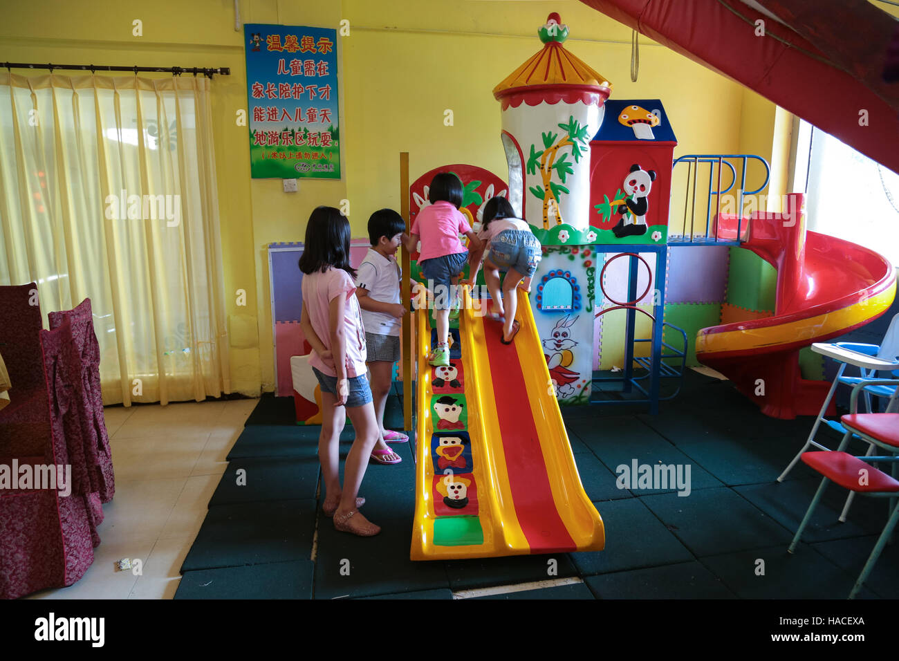 Chinesische Kinder Spaß in einen indoor-Spielplatz in einem chinesischen Restaurant in China. Stockfoto