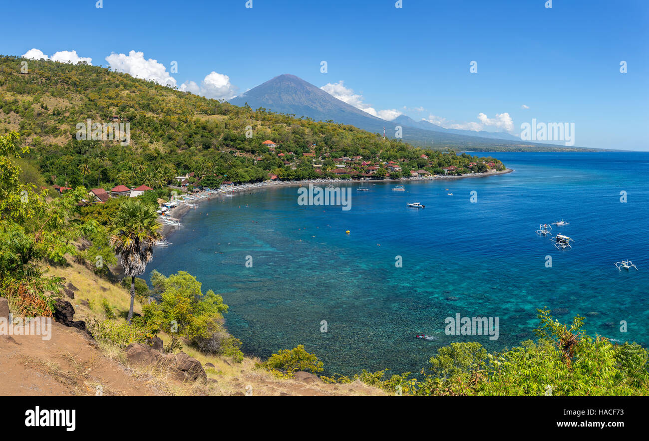 Jemeluk Strand und schönen blauen Lagune mit Gunung Agung Vulkan im Hintergrund. Amed Dorf, östlich von Bali, Indonesien. Stockfoto