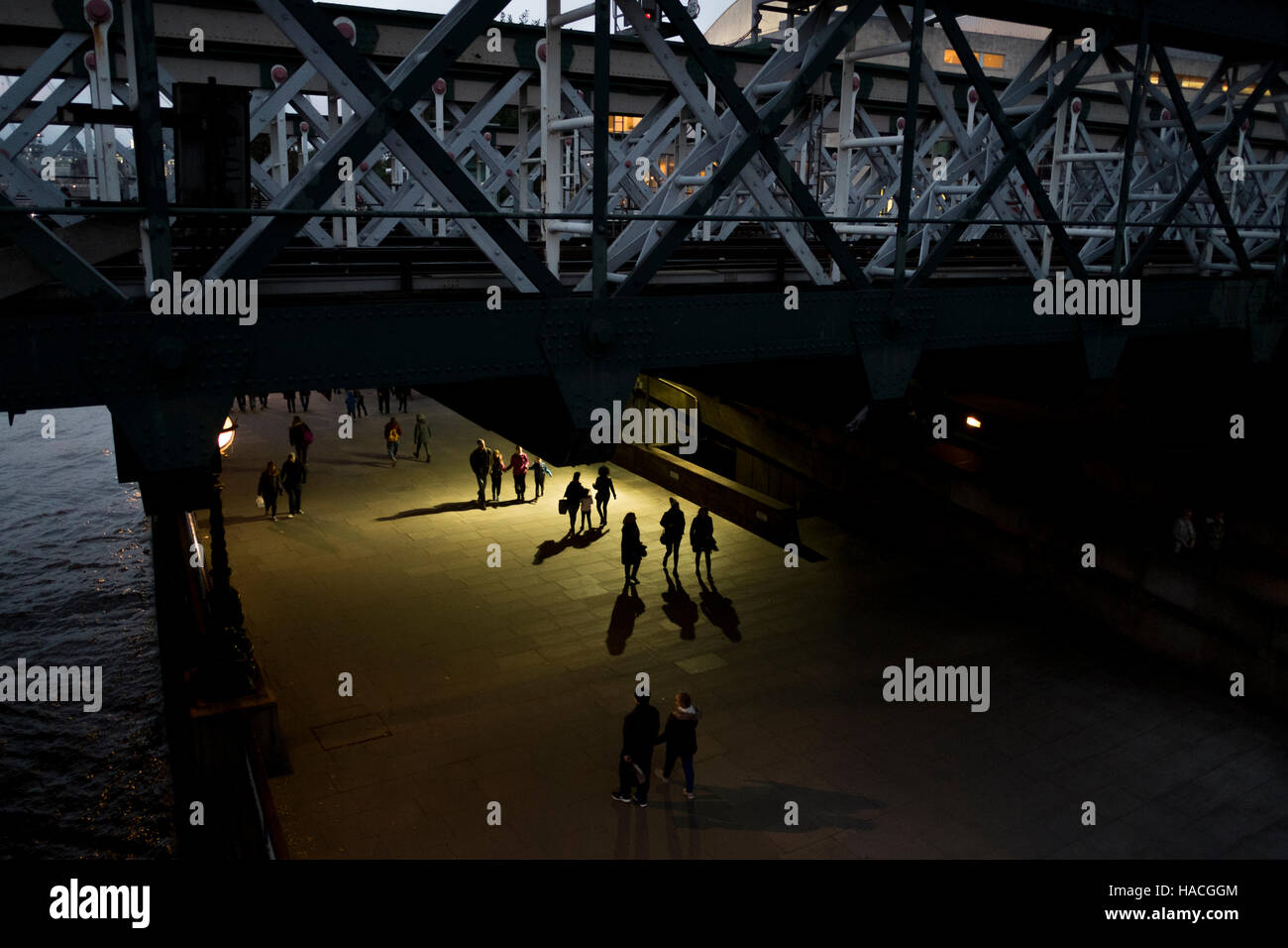Die Menschen gehen am Abend entlang der Queen zu Fuß, die Themse, London Stockfoto